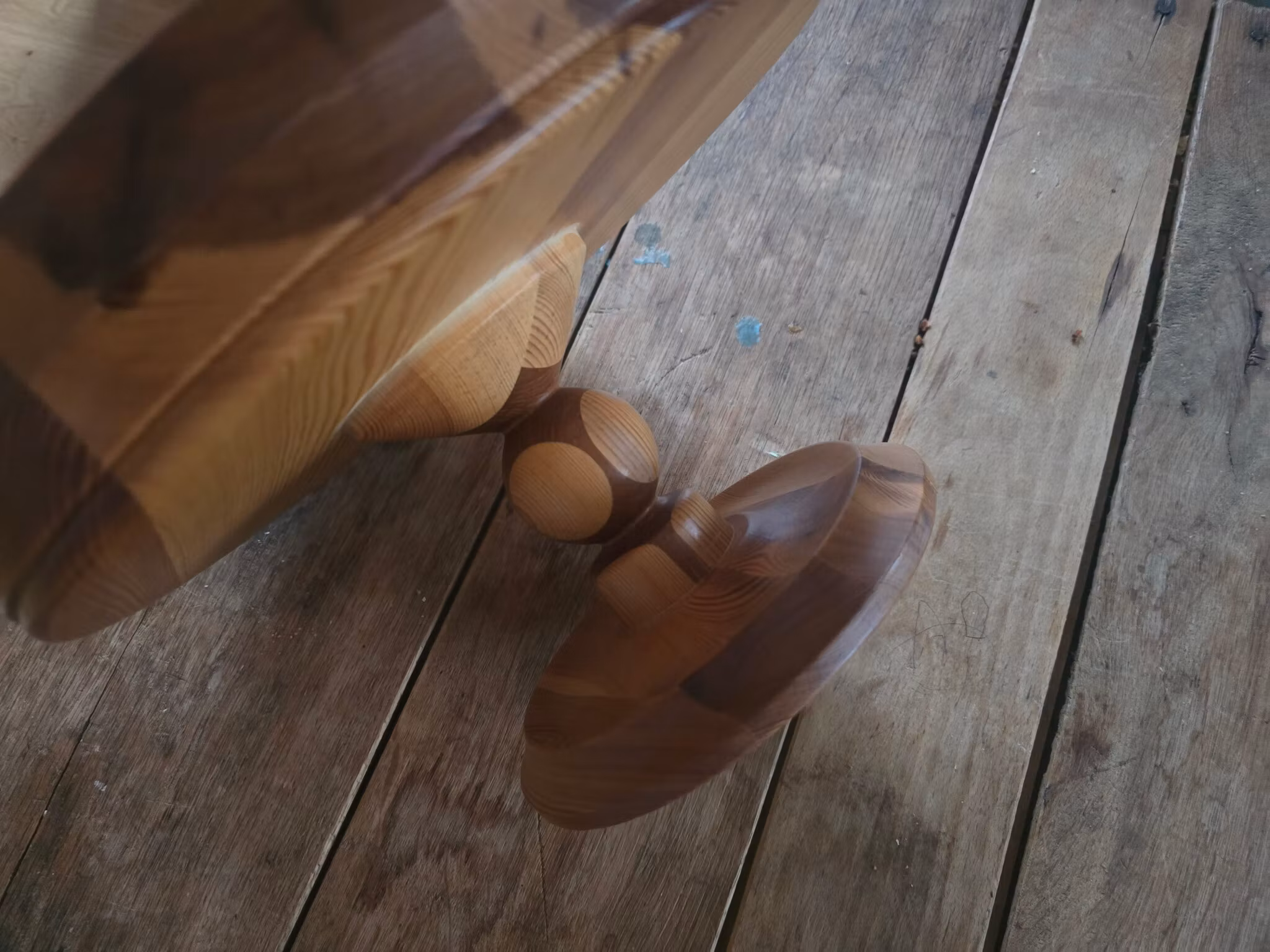 Vackert gammalt fat/skål på fot