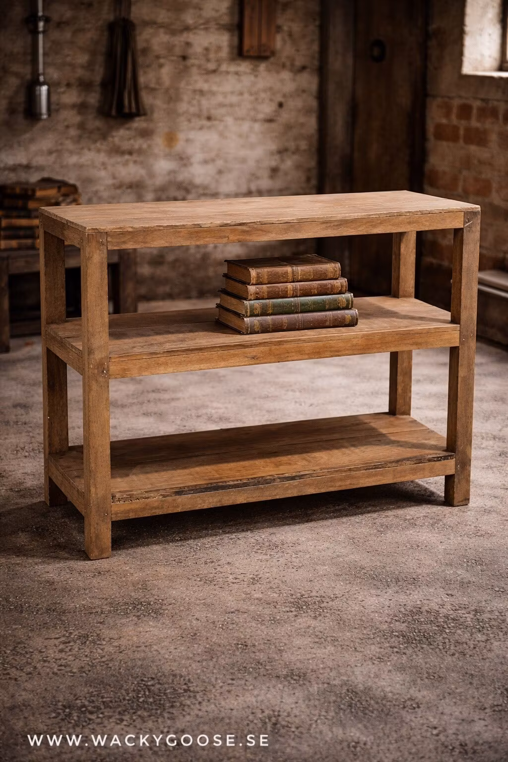 Unik hylla av återbrukat trä