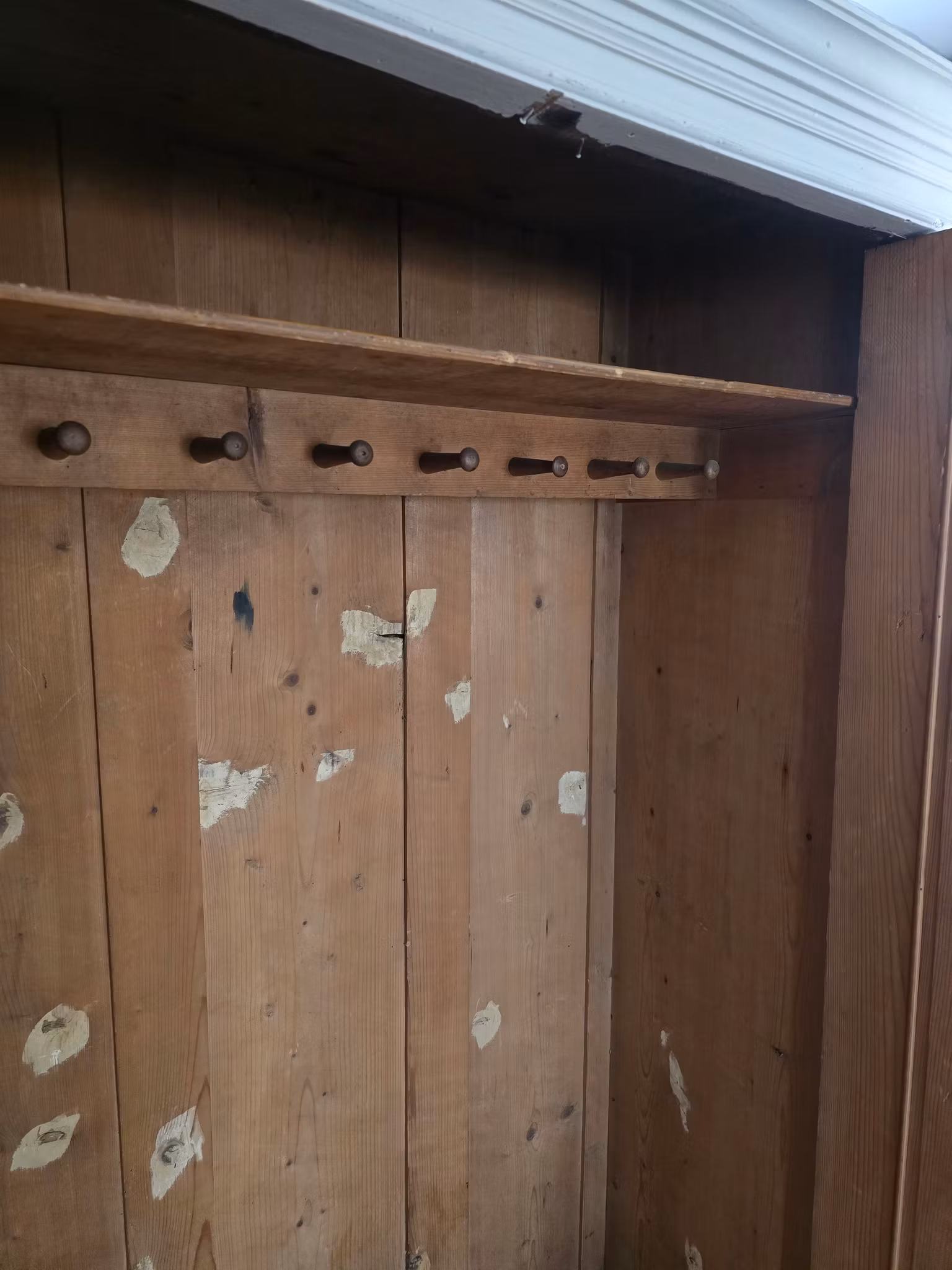 Vackert gammalt skåp med knoppbräda