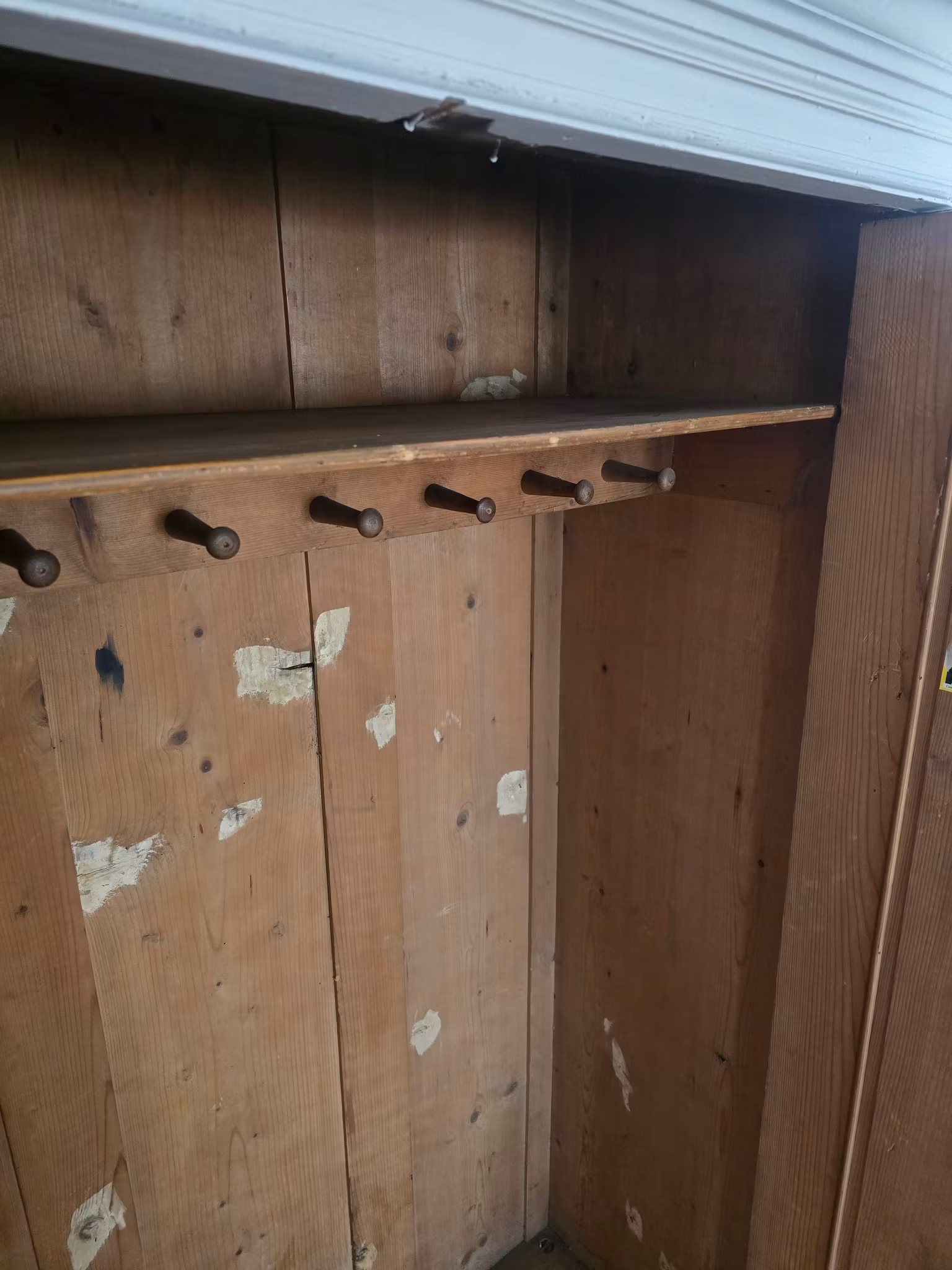 Vackert gammalt skåp med knoppbräda