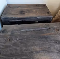 Sängbord/Sidobord i rustik stil, Mörk drivved