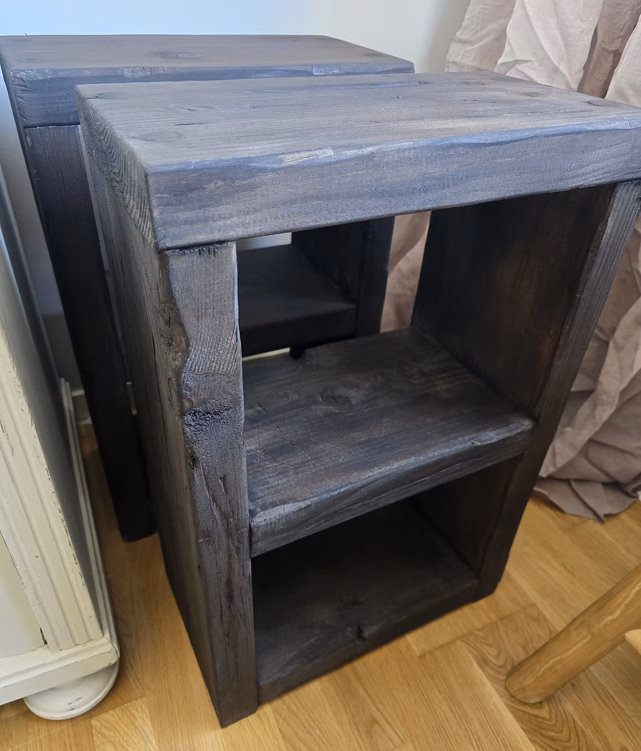 Sängbord/Sidobord i rustik stil, Mörk drivved