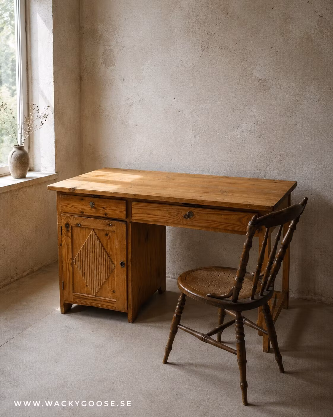 Gammalt skrivbord med vackra detaljer