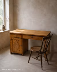 Gammalt skrivbord med vackra detaljer