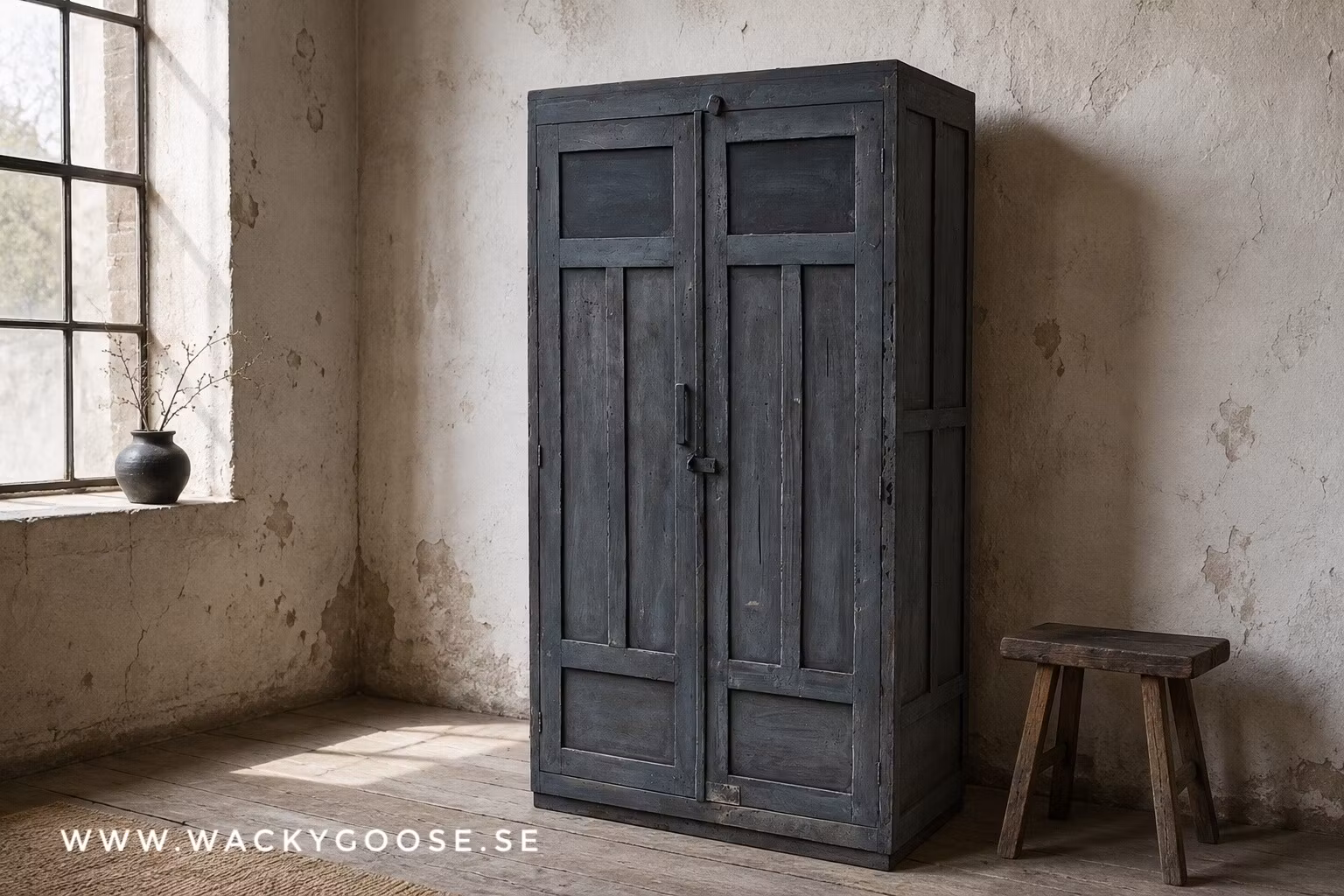 Vackert gammalt träskåp i blått