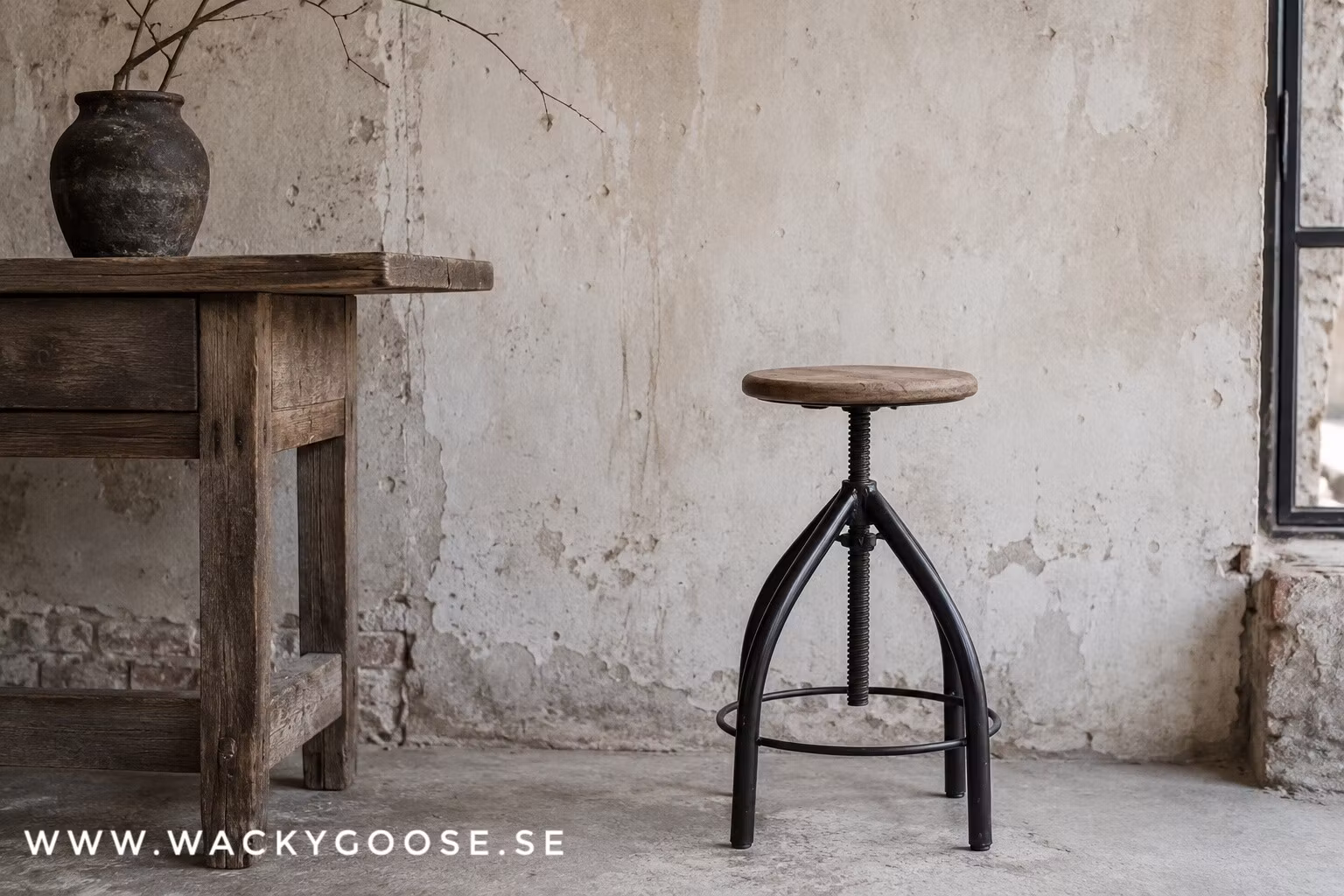 Höj och sänkbar pall i industristil