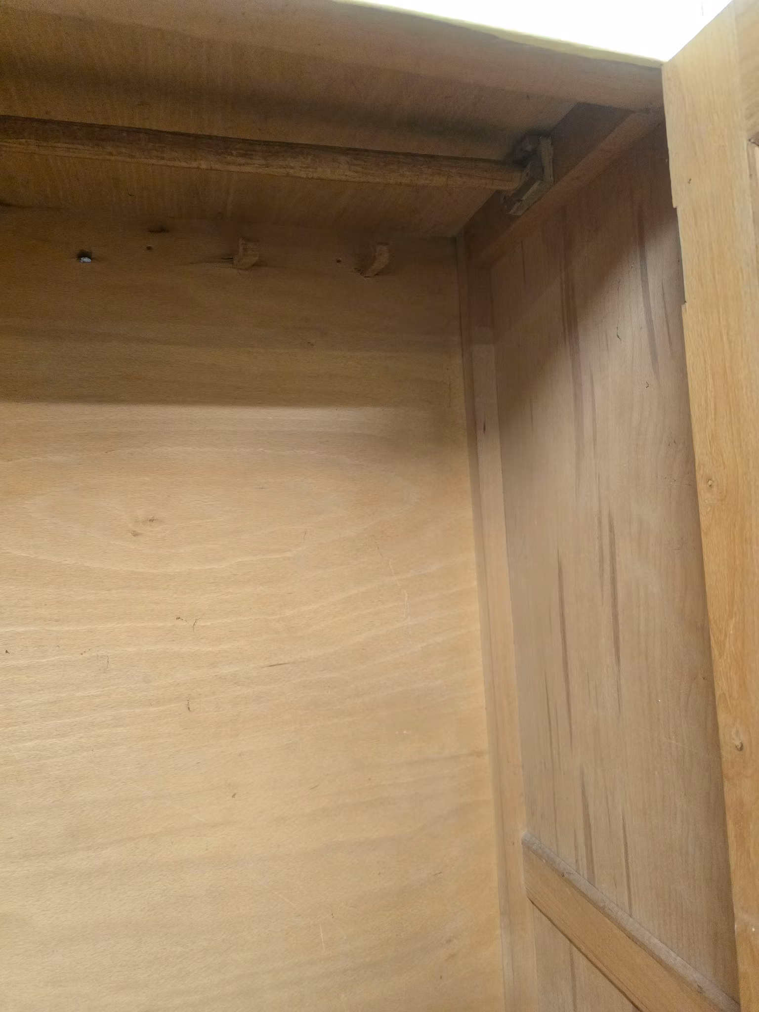 Stort skåp med klädstång invändigt, Gulmålat