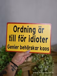 Plåtskylt i retro-stil, Ordning är för idioter