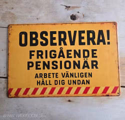 Plåtskylt i retro-stil, Obs! Frigående pensionär