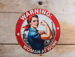 Plåtskylt i retro-stil, Warning, woman at work!