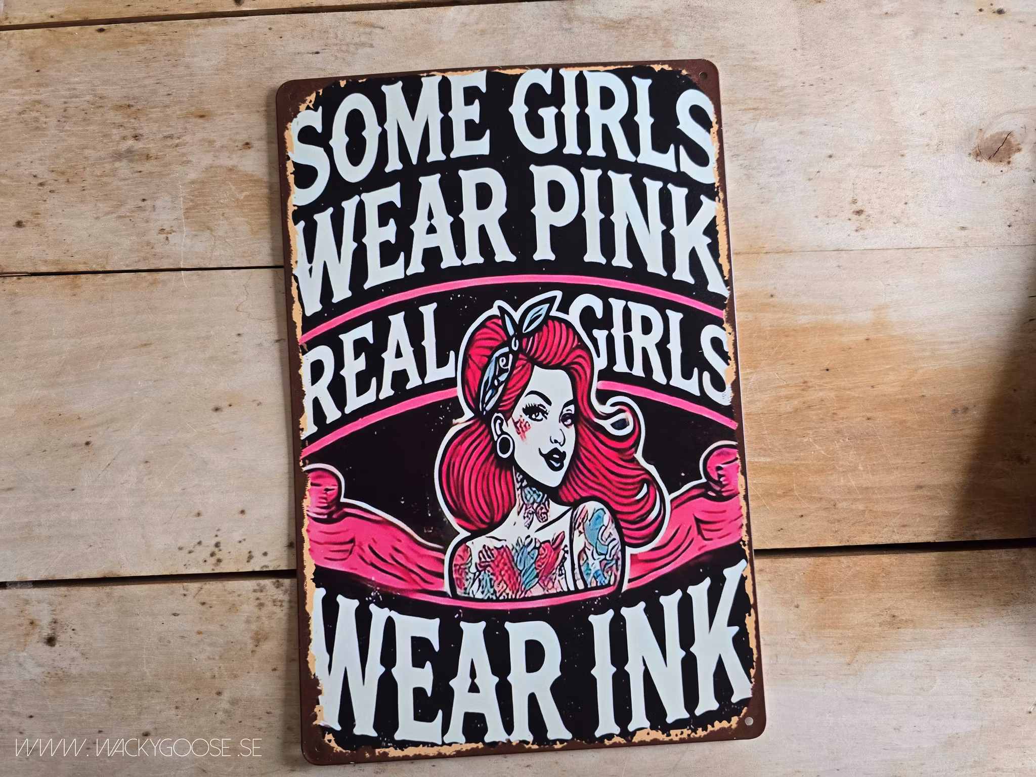 Plåtskylt i retro-stil, Some girls wear pink