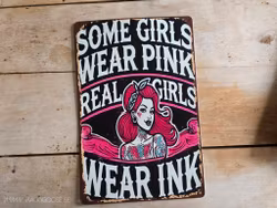 Plåtskylt i retro-stil, Some girls wear pink