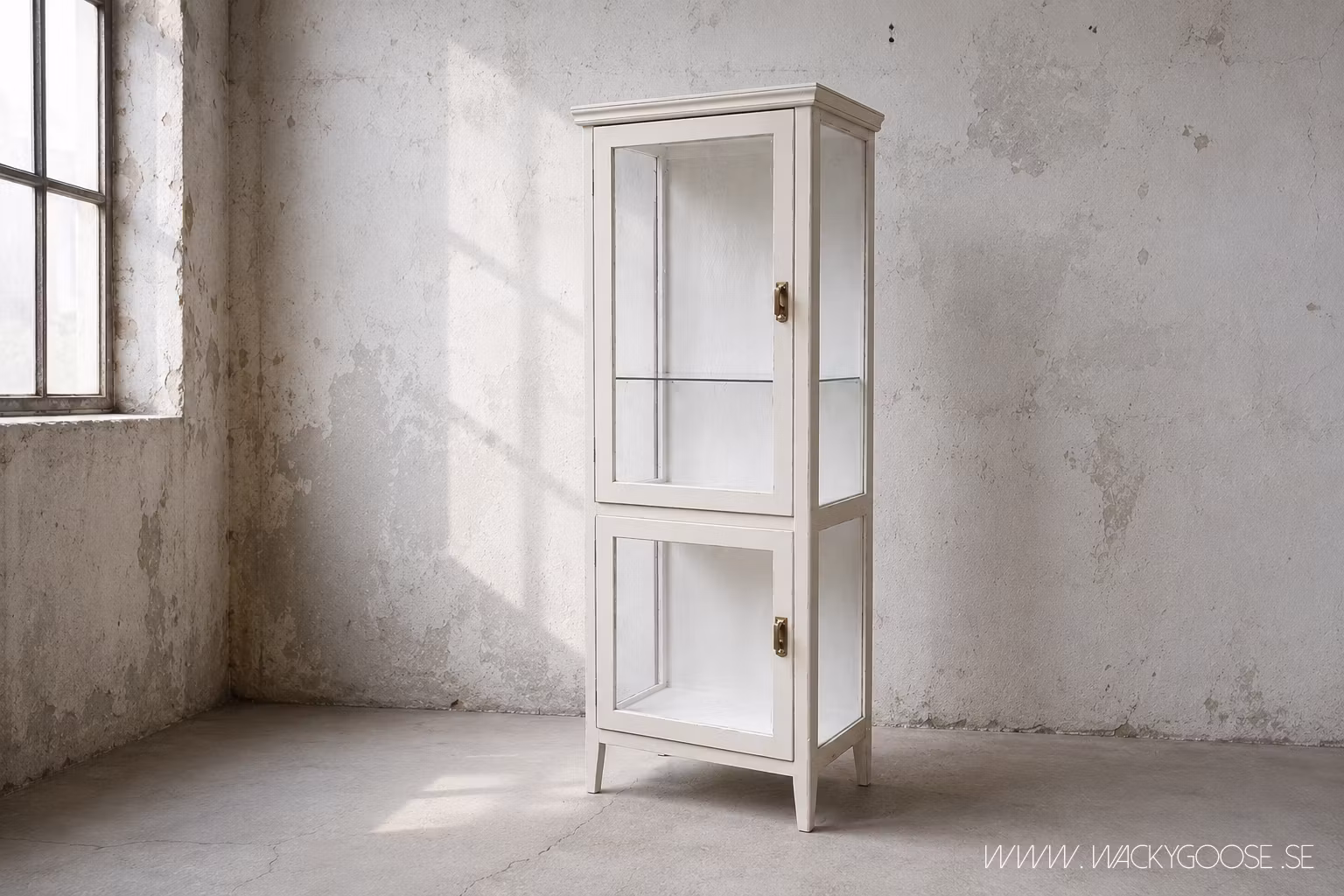 Gammalt vitrinskåp, Beige