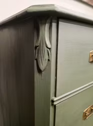Gammal större byrå med lådor