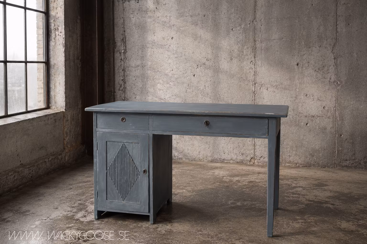 Gammalt skrivbord med vackra detaljer