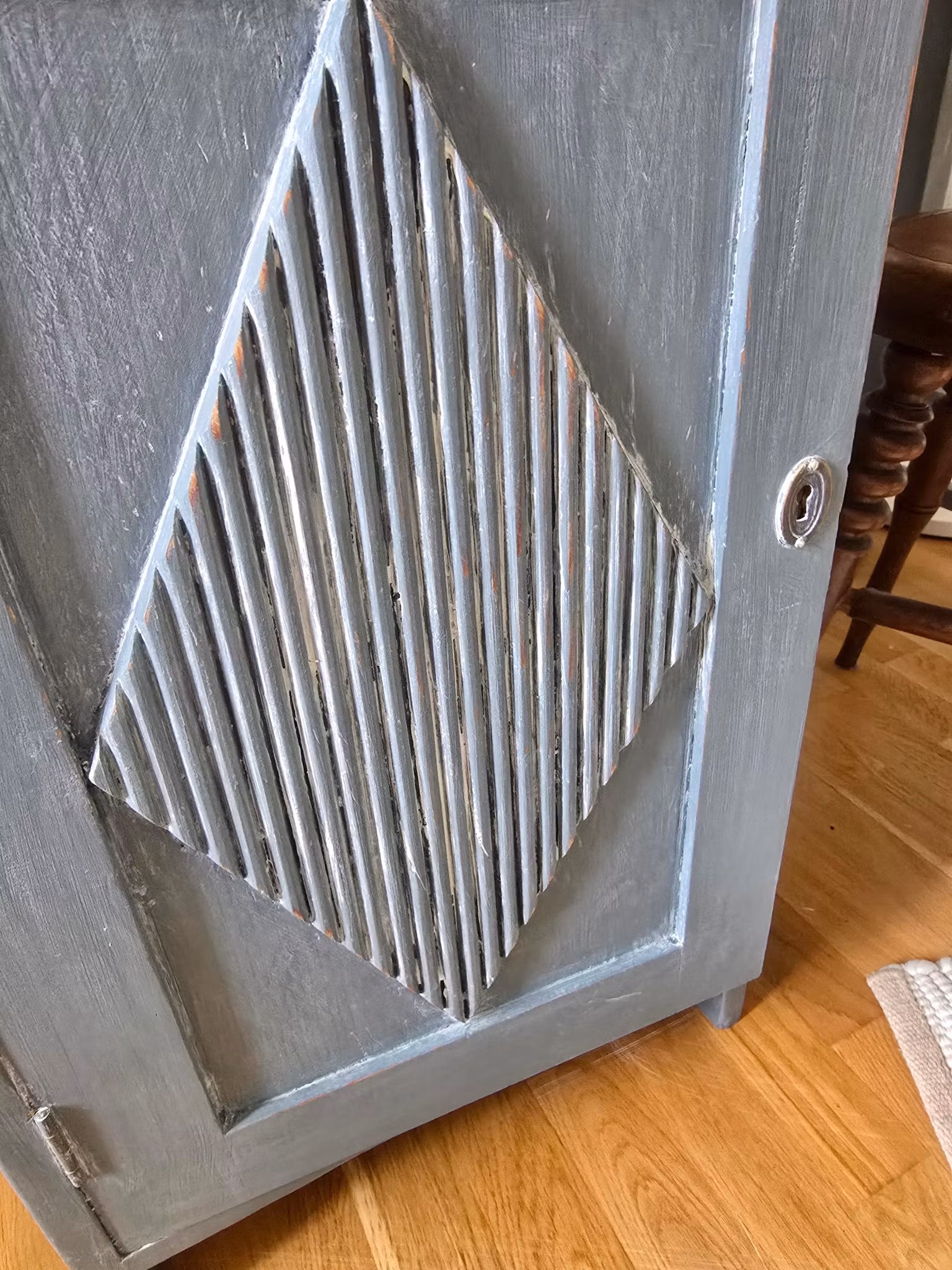 Gammalt skrivbord med vackra detaljer