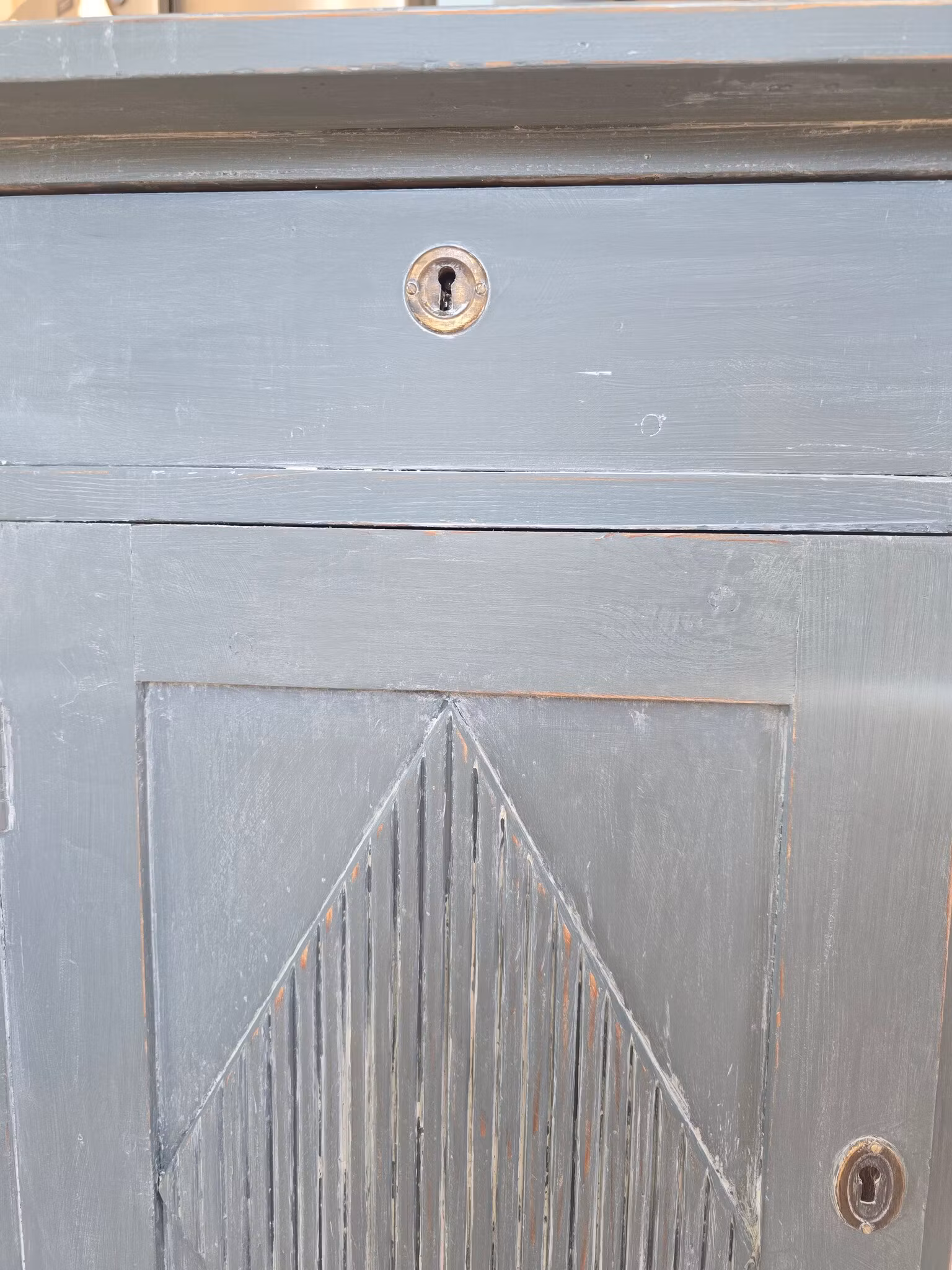 Gammalt skrivbord med vackra detaljer