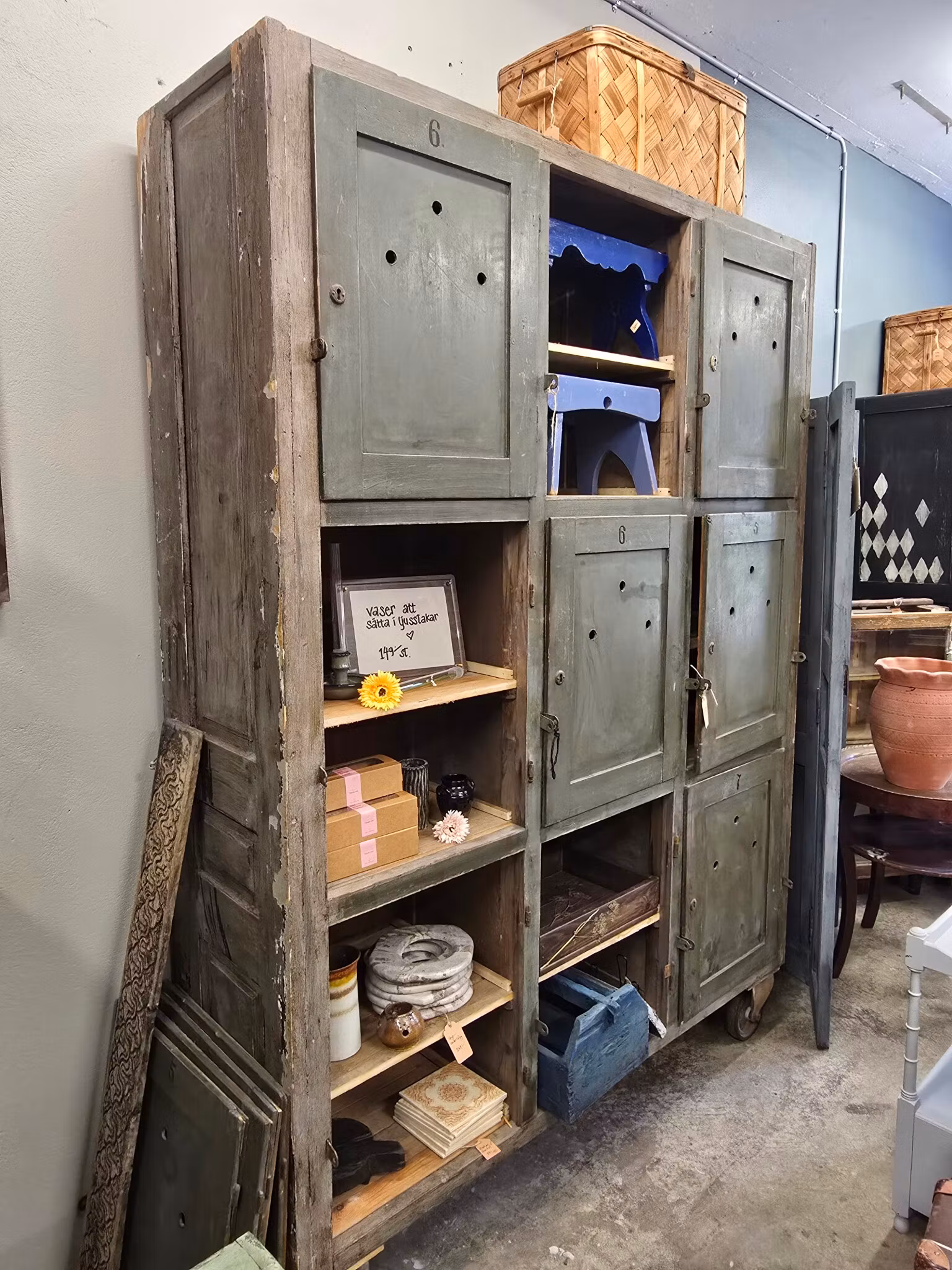 Rejält gammalt omklädningsskåp på hjul