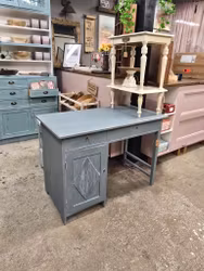Gammalt skrivbord med vackra detaljer