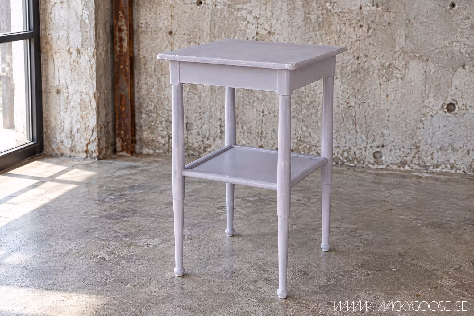 Charmigt gammalt sidobord