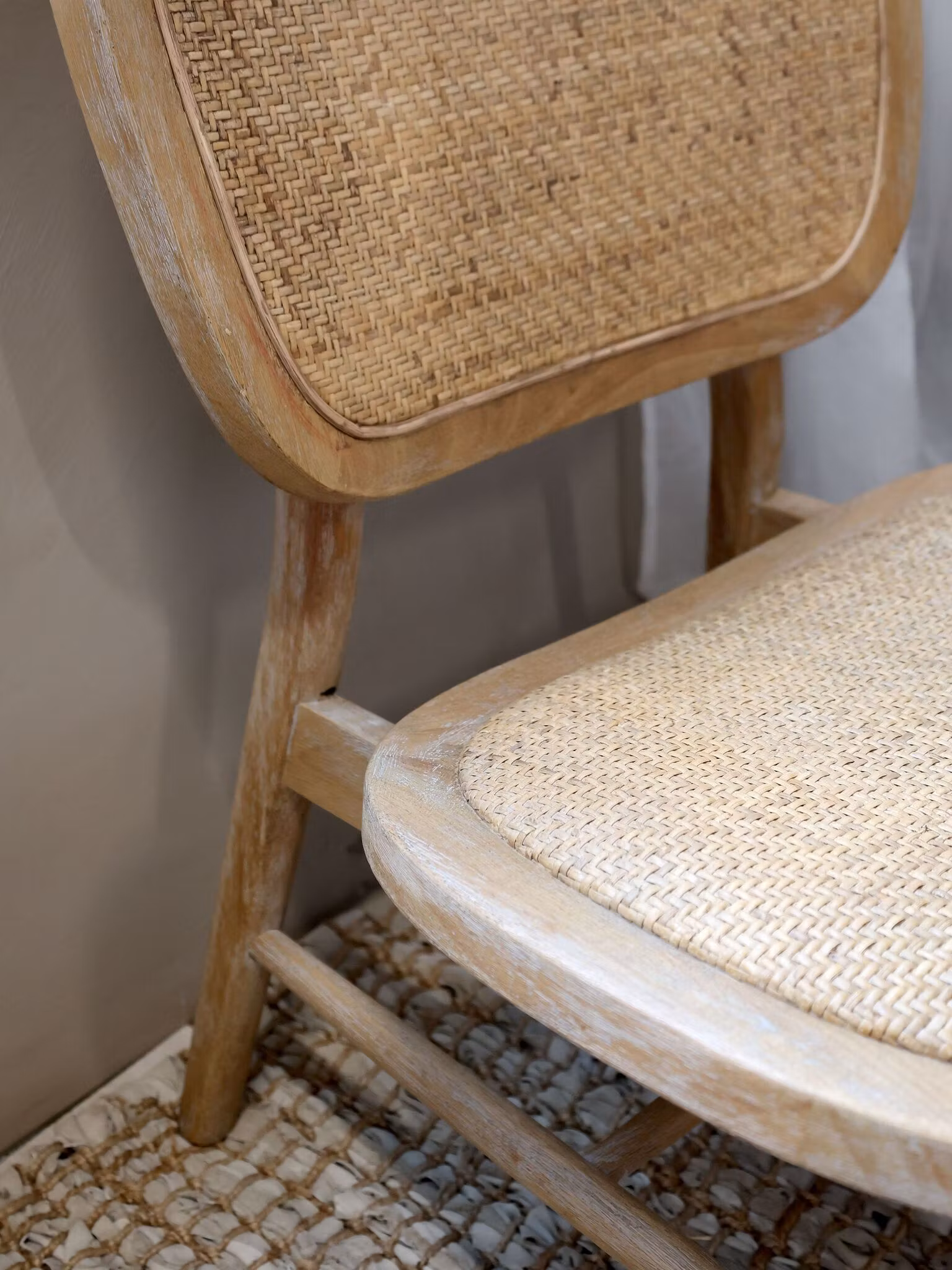 Loungestol med flätad rygg och sits