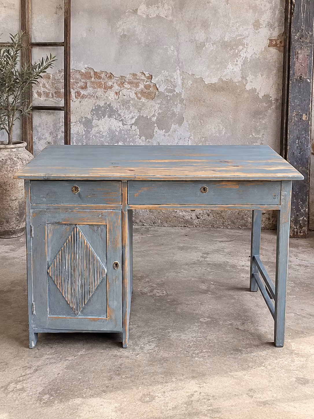Gammalt skrivbord med vackra detaljer