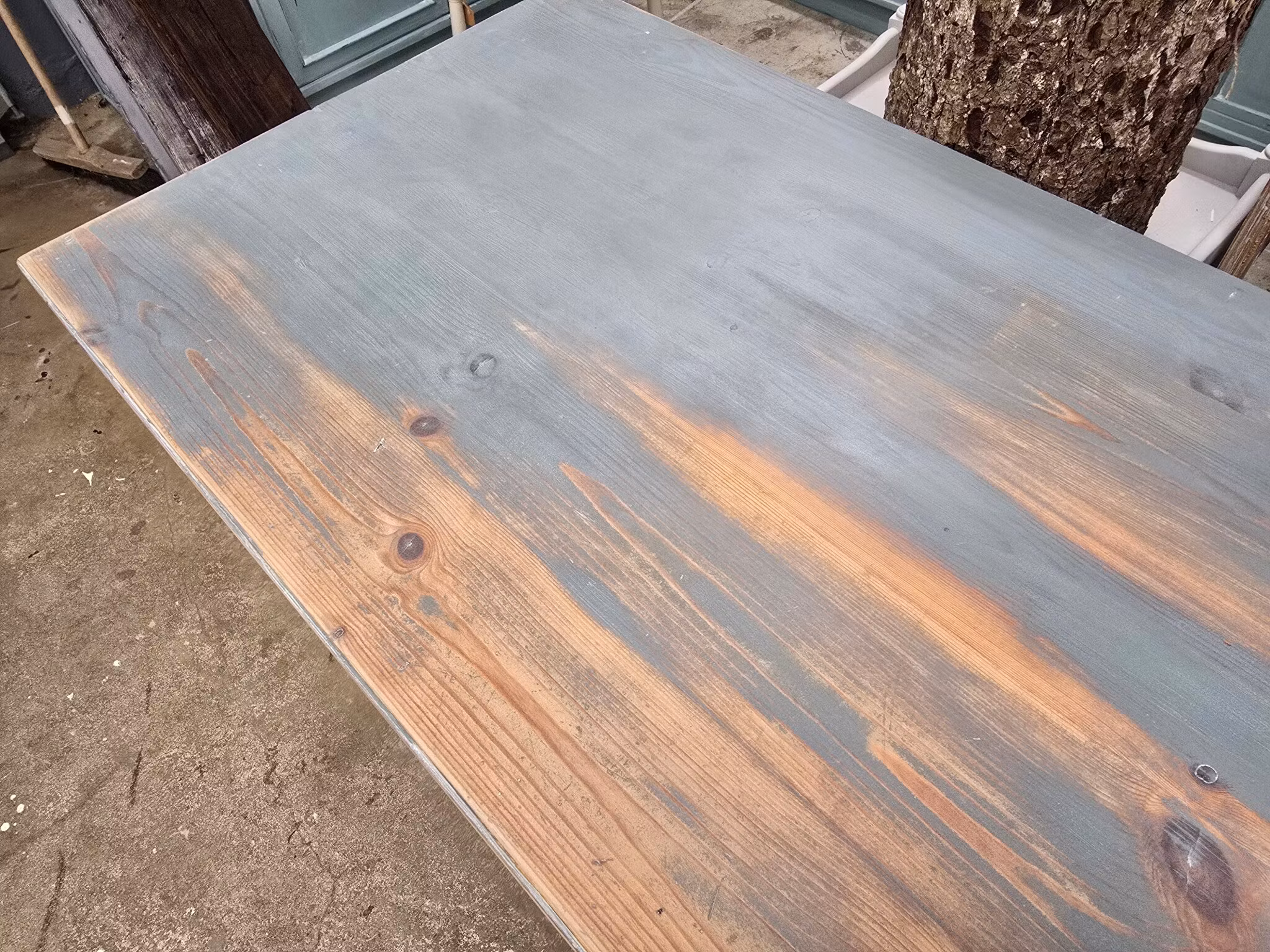 Gammalt skrivbord med vackra detaljer