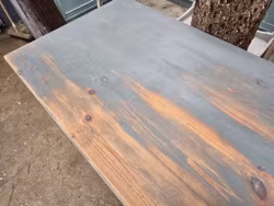 Gammalt skrivbord med vackra detaljer