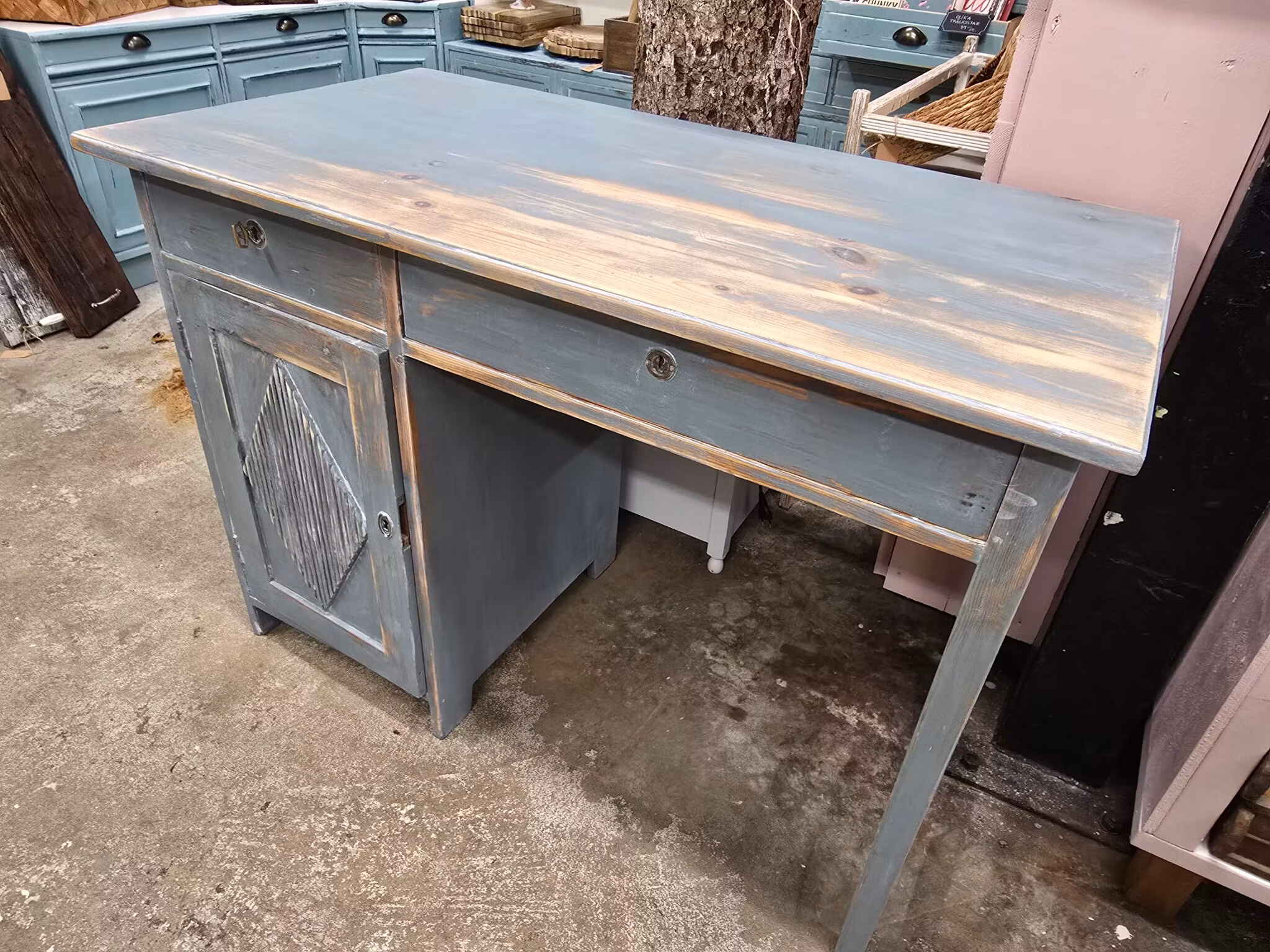 Gammalt skrivbord med vackra detaljer