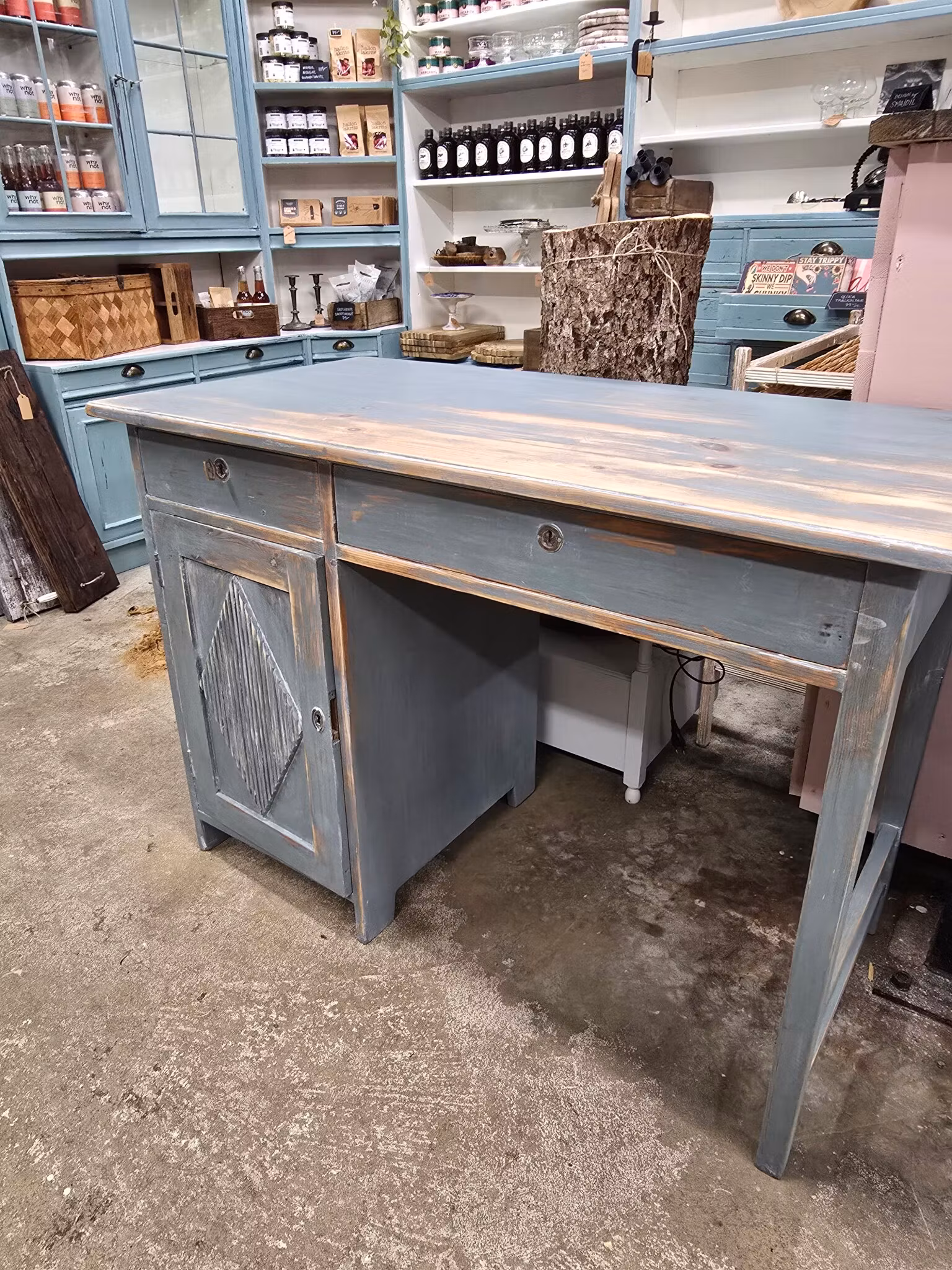 Gammalt skrivbord med vackra detaljer