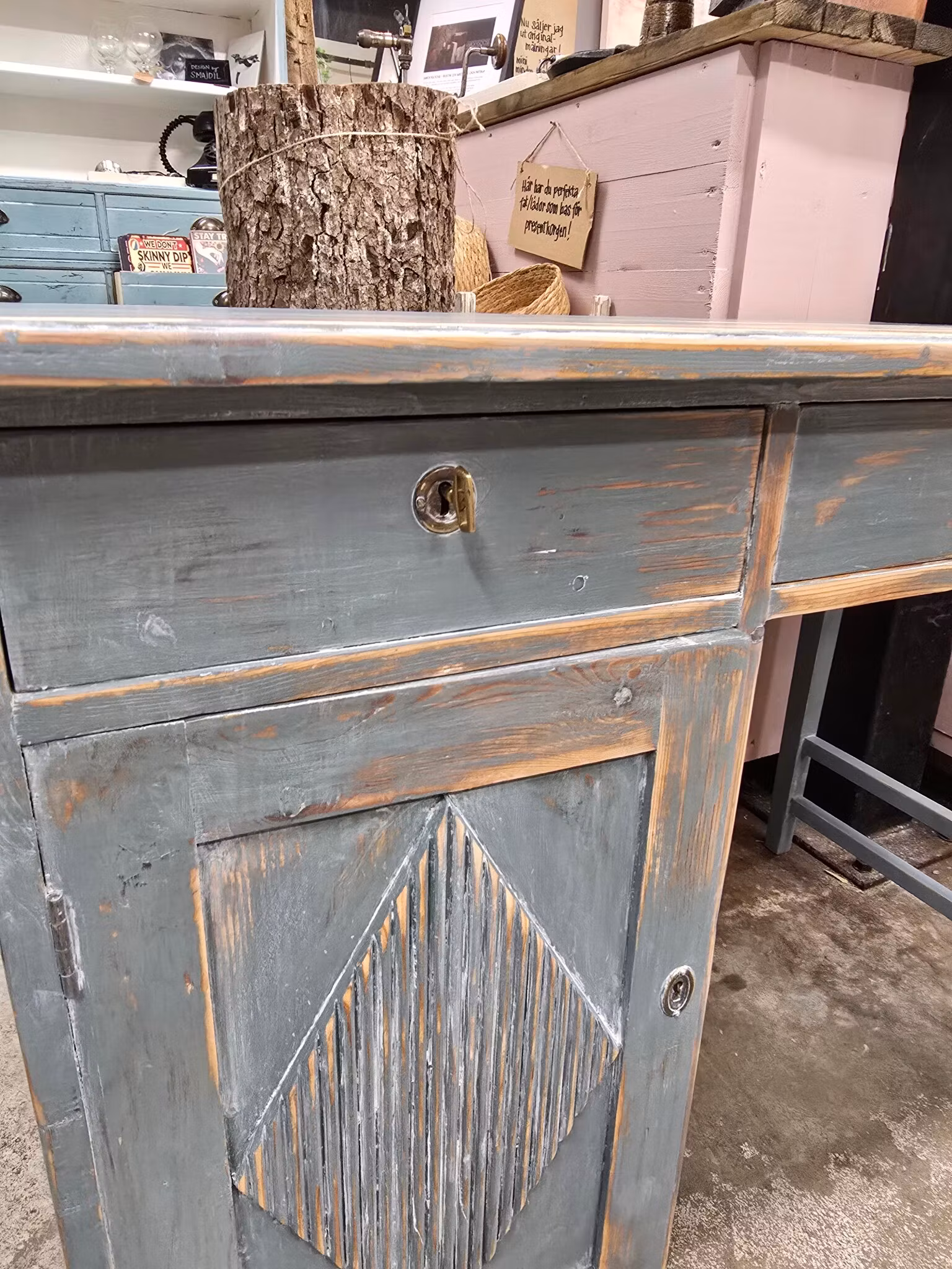 Gammalt skrivbord med vackra detaljer