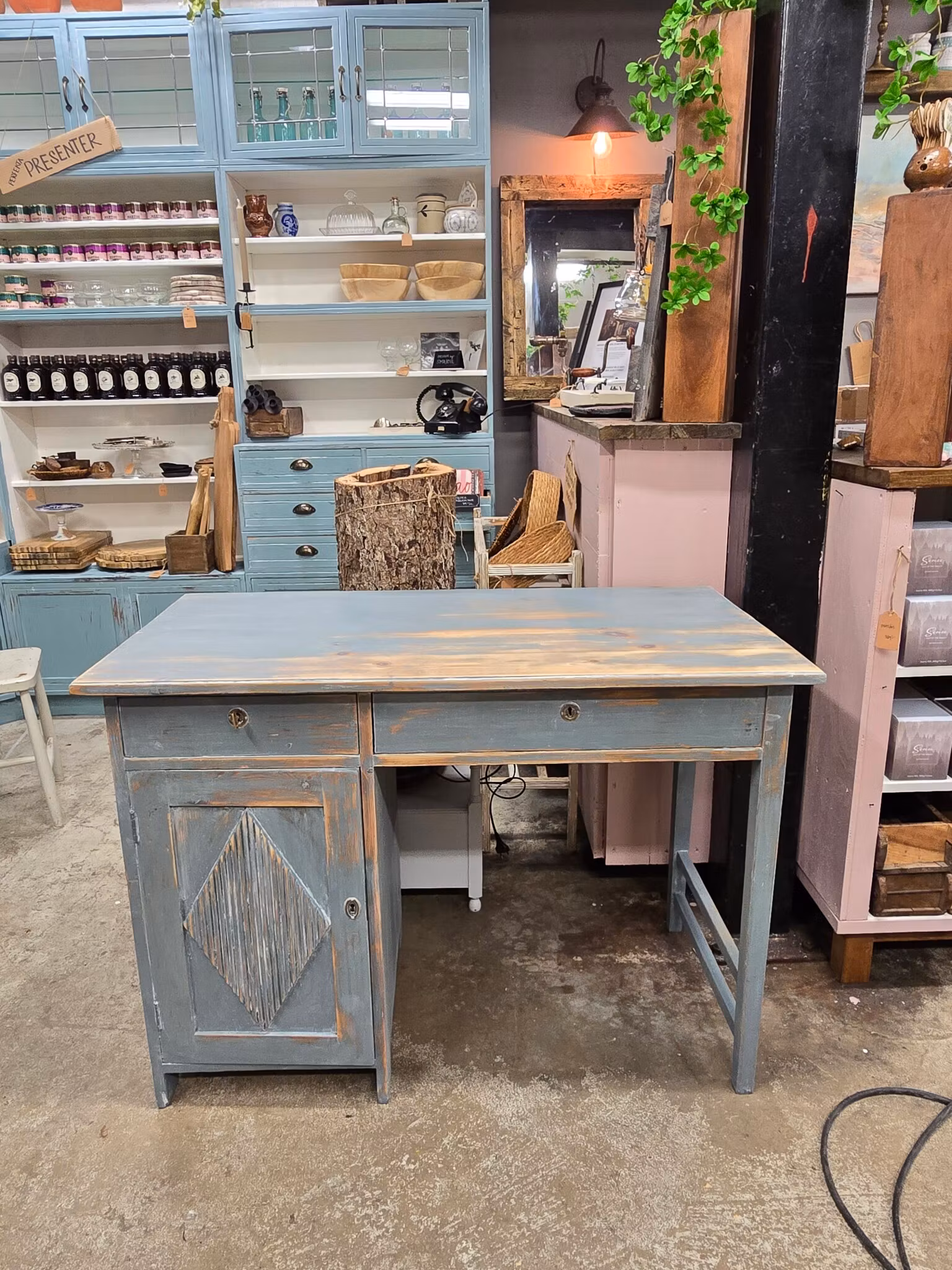 Gammalt skrivbord med vackra detaljer