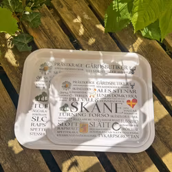 Bricka med skånska platser och benämningar
