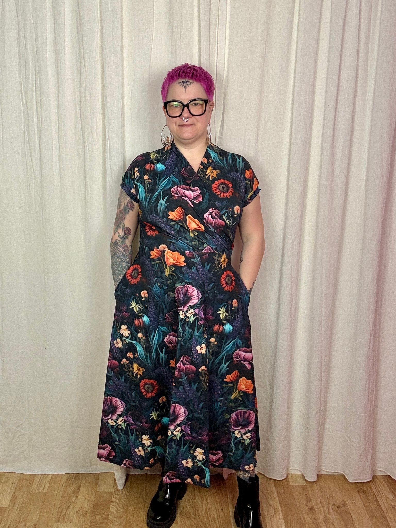 Moody Floral Omlotten klänning
