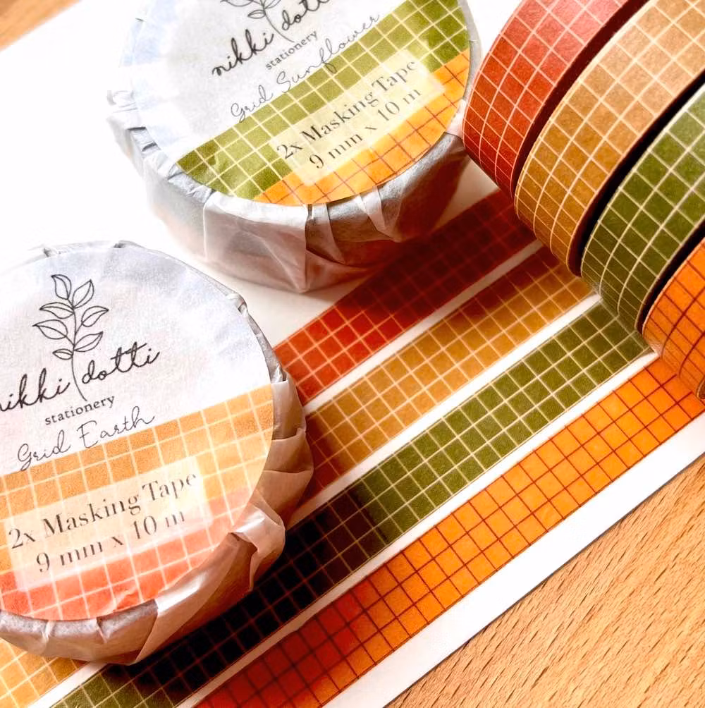 Washi tape Nikki Dotti - 2 st Earth Grid brun/röd 9 mm