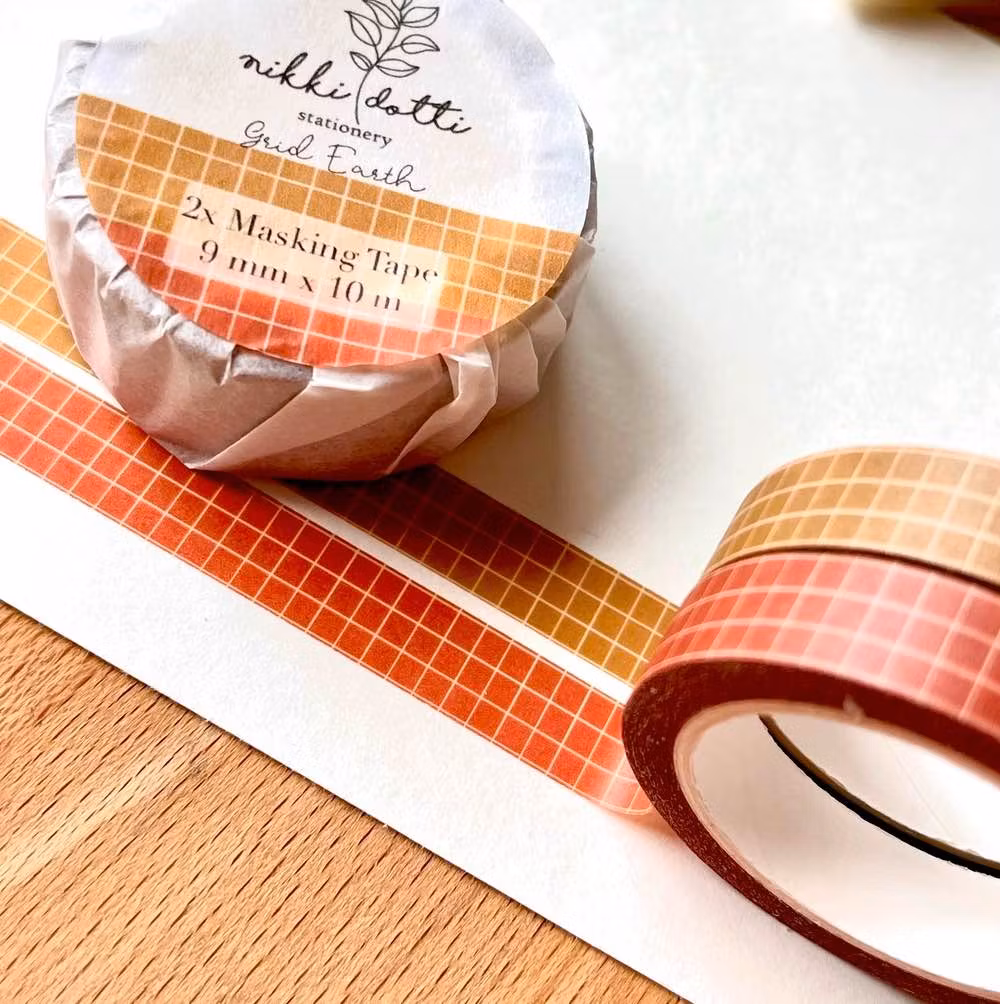 Washi tape Nikki Dotti - 2 st Earth Grid brun/röd 9 mm