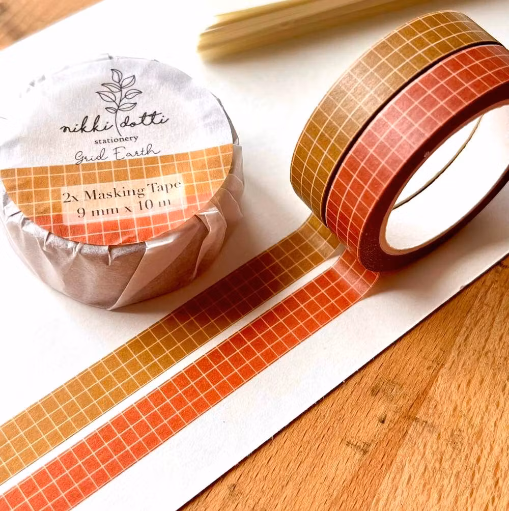 Washi tape Nikki Dotti - 2 st Earth Grid brun/röd 9 mm