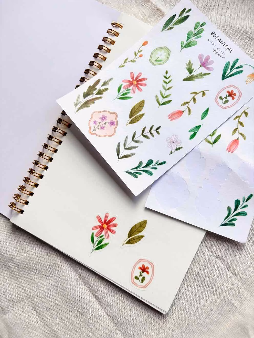 Nikki Dotti - Bok med stickerspapper