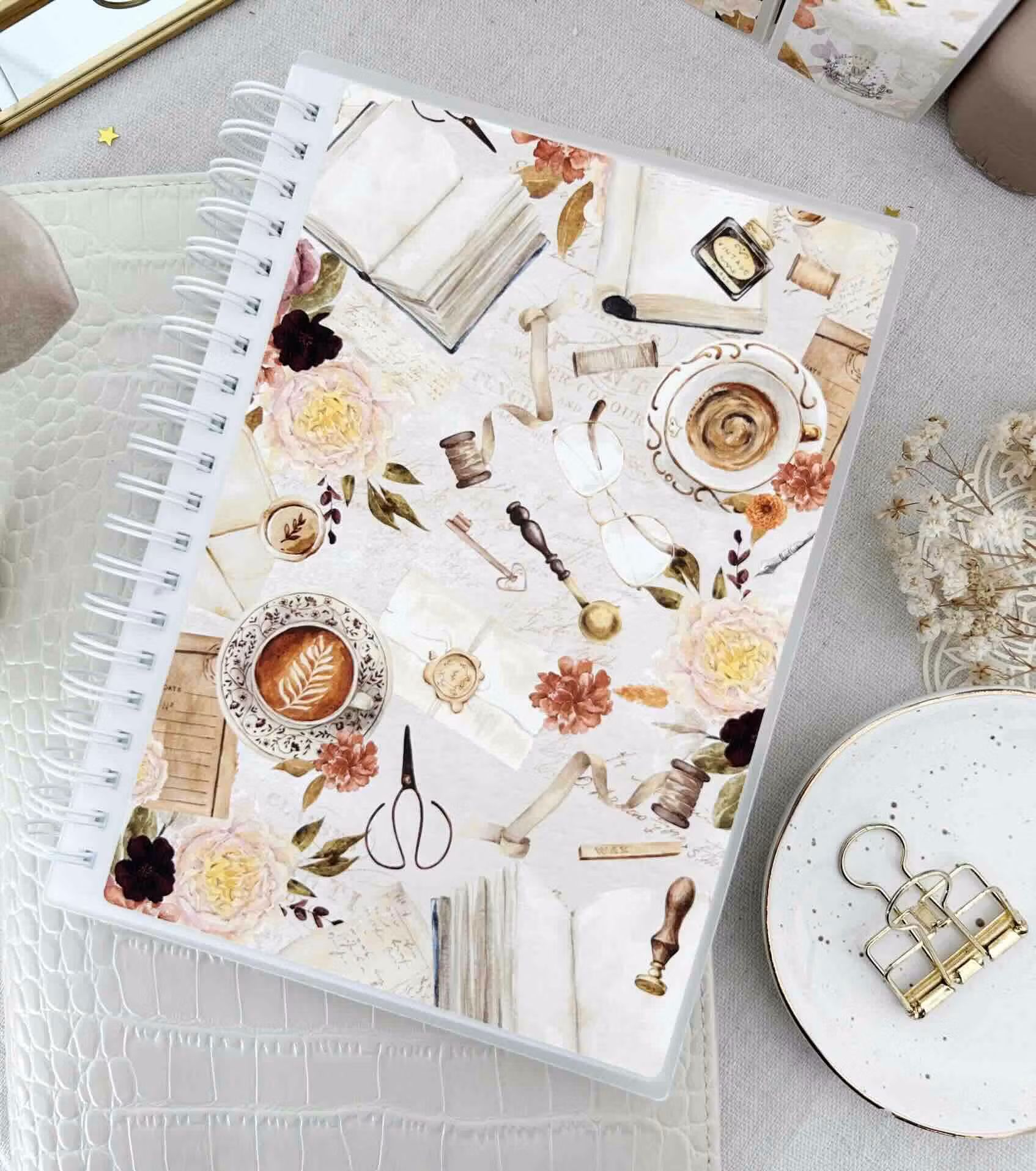 Hello Petite Paper - Bok med stickerspapper One More Chapter