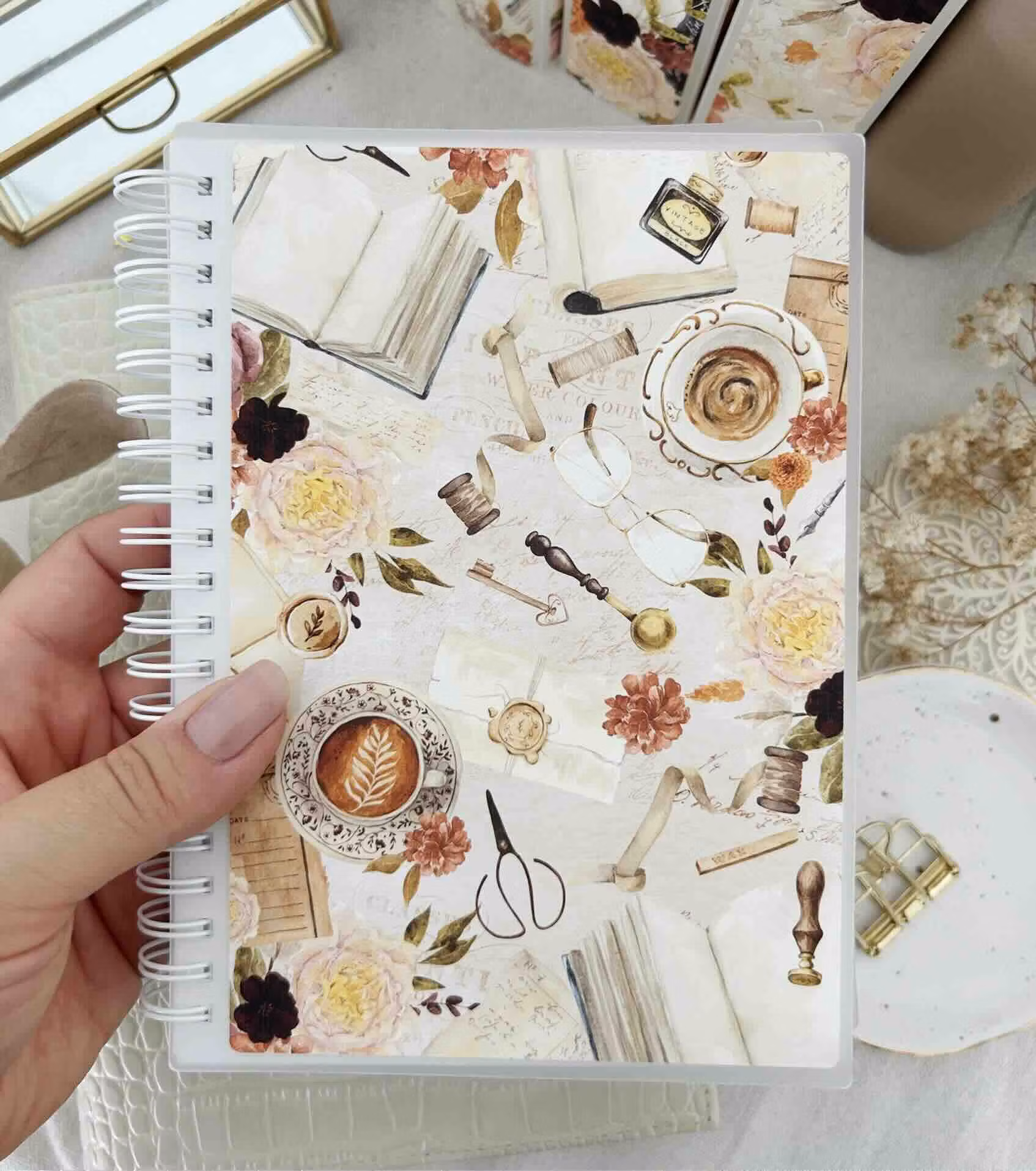 Hello Petite Paper - Bok med stickerspapper One More Chapter