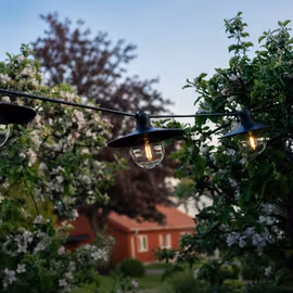 Exklusiv G80 Ljusslinga utomhus – Lyxig utebelysning med stora LED-lampor och lampskärmar