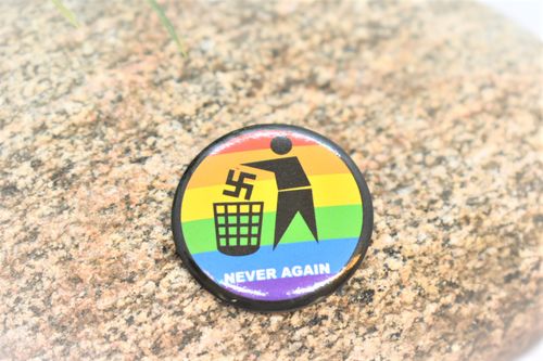 Badge NEVER AGAIN