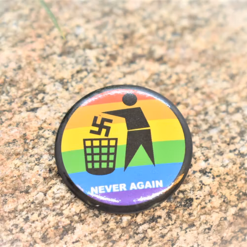 Badge NEVER AGAIN