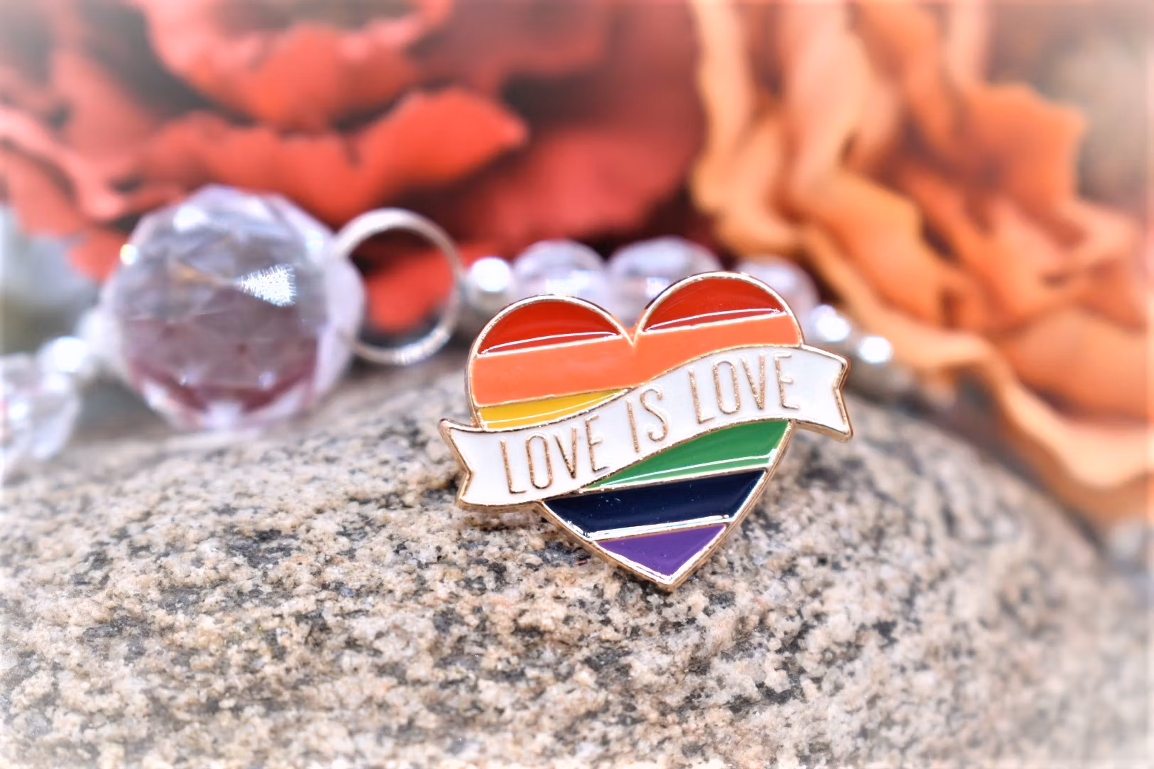 Pin Hjärta LOVE IS LOVE