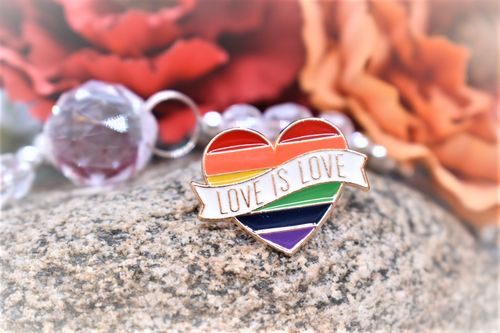 Pin Hjärta LOVE IS LOVE
