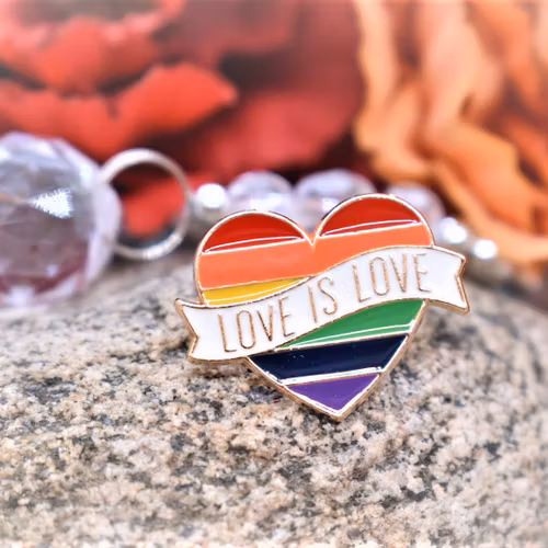 Pin Hjärta LOVE IS LOVE