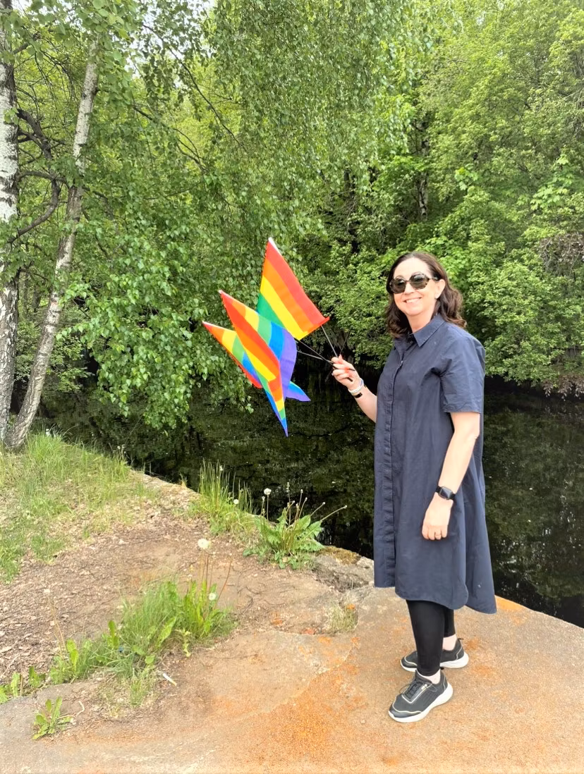 Flagga på pinne 30 x 45 cm PRIDE