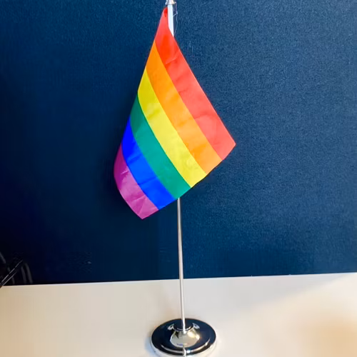 Bordsflagga PRIDE i metall