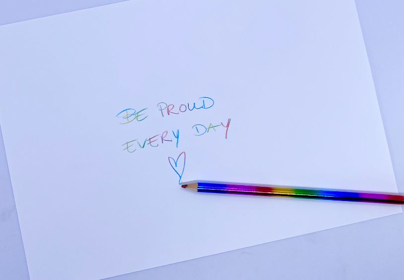 Penna som skriver i PRIDE färger (smal)