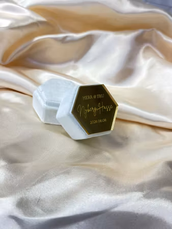 Ask till ringar med gravyr